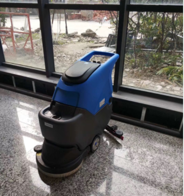 重慶地區(qū)駕駛式洗地機(jī)正確使用與維護(hù)指南